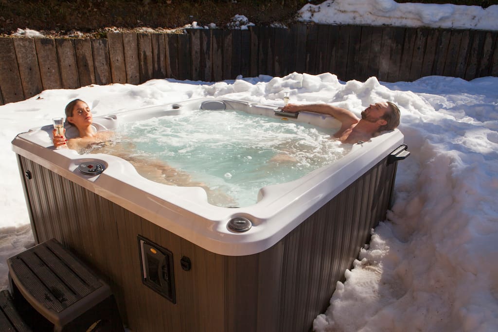Maintenance du jacuzzi par un technicien