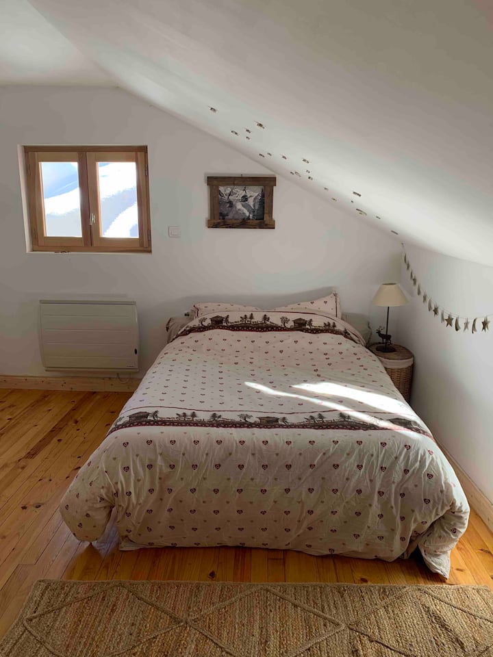 Alcove room with double bed + bunk bed and a additional place on a roulette wheel (close to the floor for the little ones who still fall from their bed, it 's convenient!) Može primiti par i troje djece.