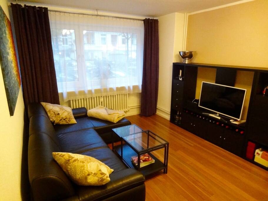 moderne Einrichtung samt Flatscreen-TV für einen entspannten Fernsehabend