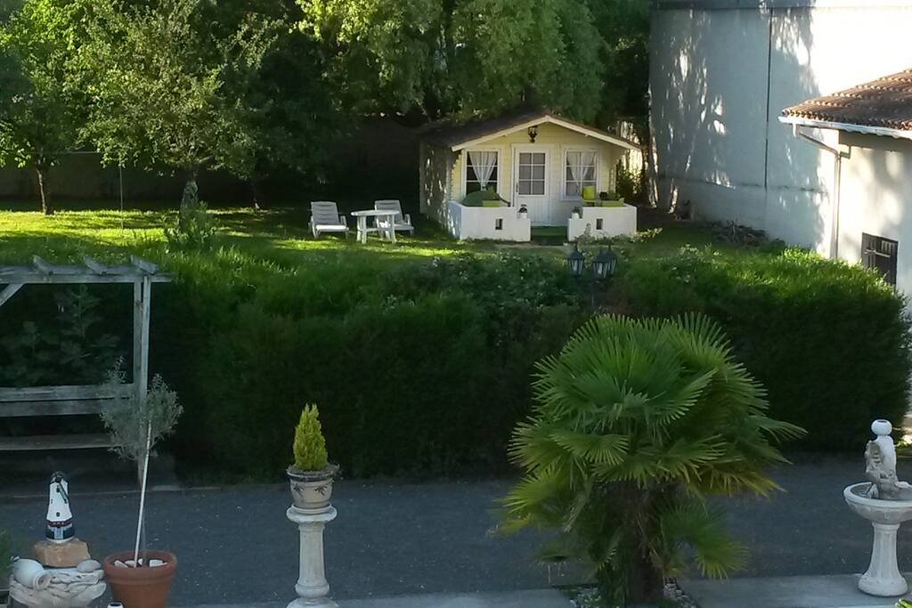 Petit chalet indépendant dans propriété avec jeu de boules et piscine