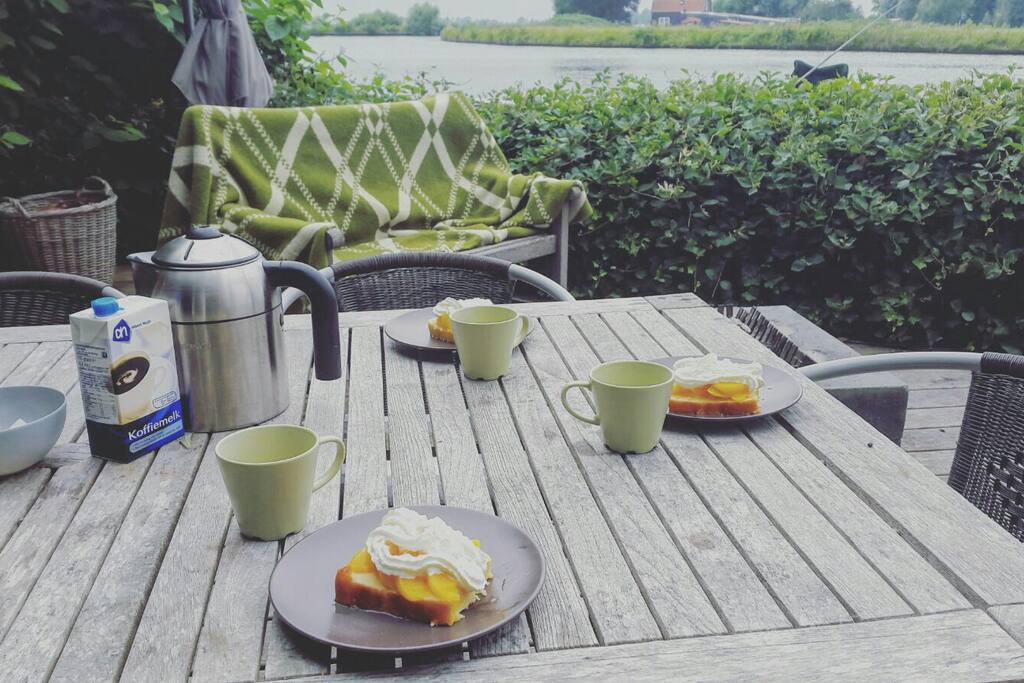 Lunchen of een heerlijk bakje koffie op je eigen terras aan het water