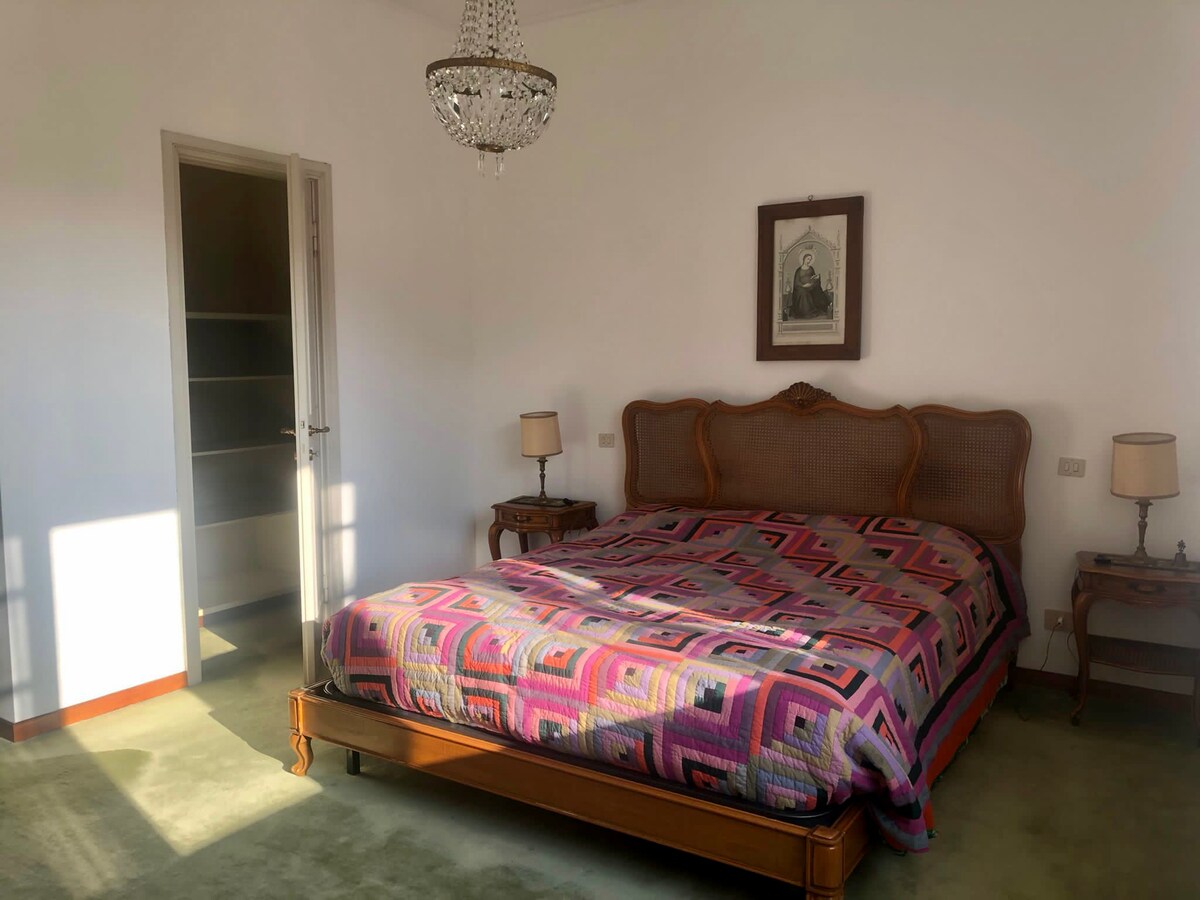 חדר שינה כפול עם חדר ארונות 