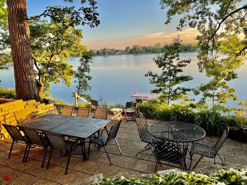 Huge Lake Retreat Spa near Lake Geneva, Wilmot