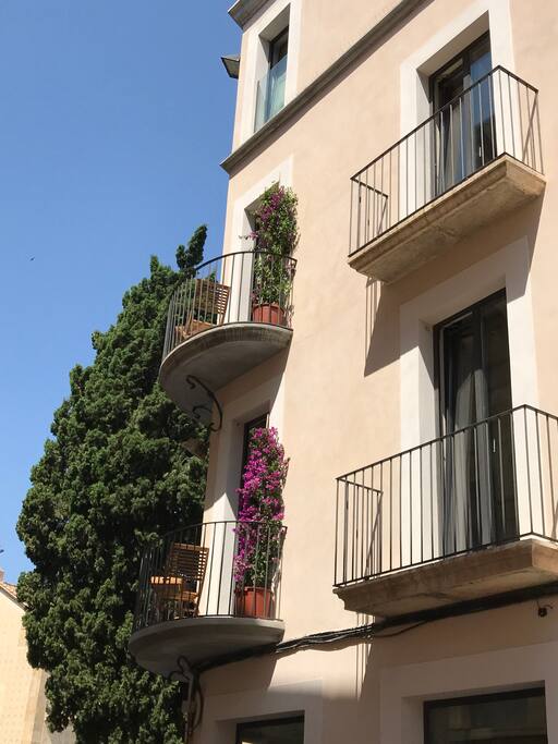 Side entrance to apartment where Plaça del Rei meets with Plaça dels Angels, this leads to the old Jewish ruins from the XV century