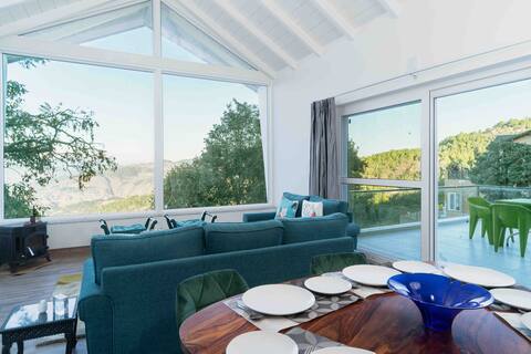 NODO Modern Hill chalet with views of the Ranges