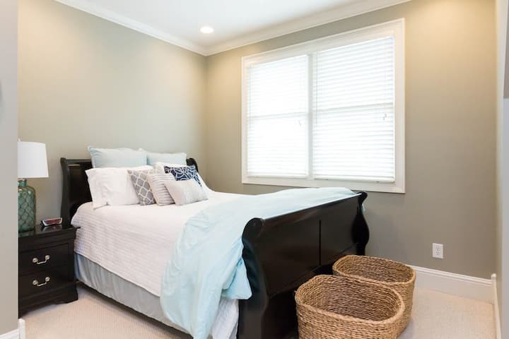 Chumba cha kulala cha ghorofani chenye mwonekano wa ziwa. Kitanda aina ya Queen.