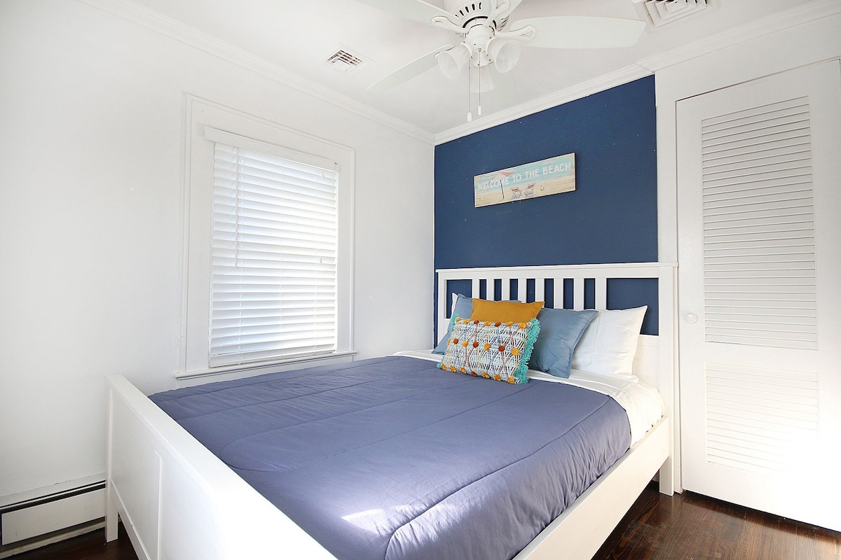 Საძინებელი №4 დიდი საწოლითა და სრული სააბაზანოთი