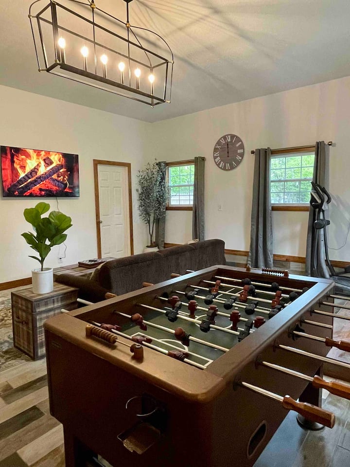 Up North Getaway Centrally Located With Hot Tub