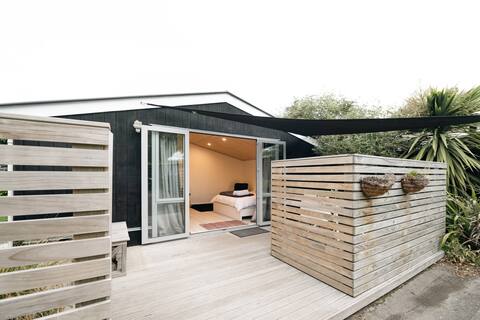 Deluxe Private Studio close to Airport.
