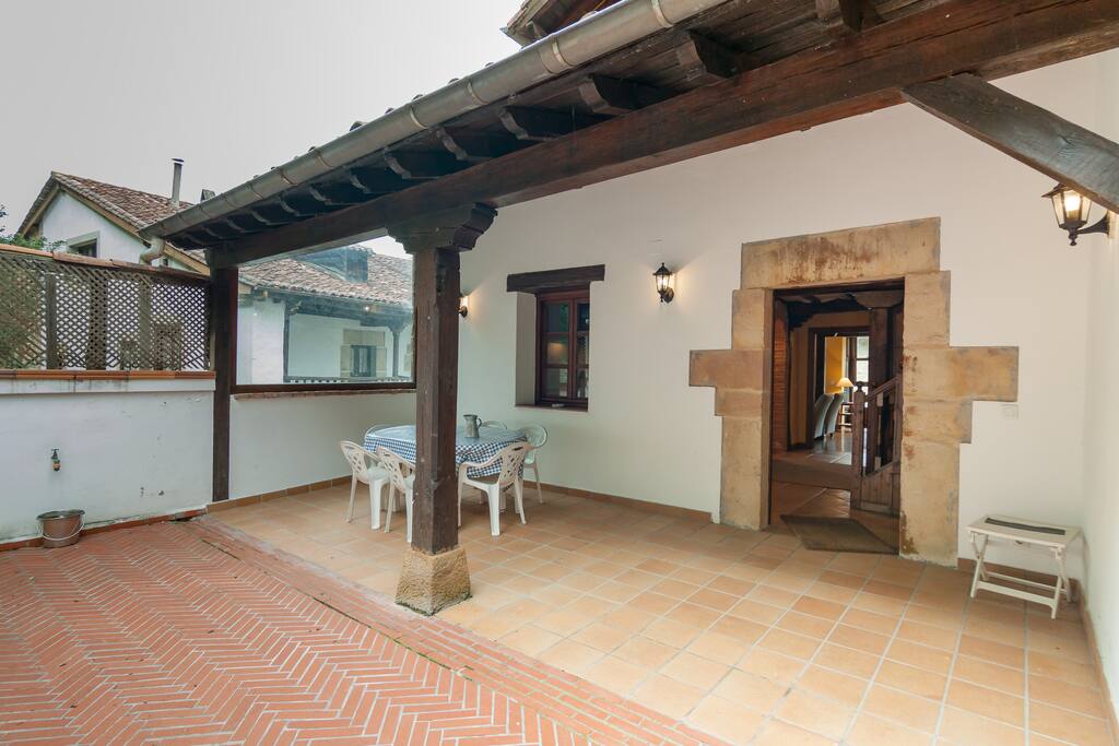 Terraza, ideal para desayunar y comer en días soleados
Terrace with dinning table