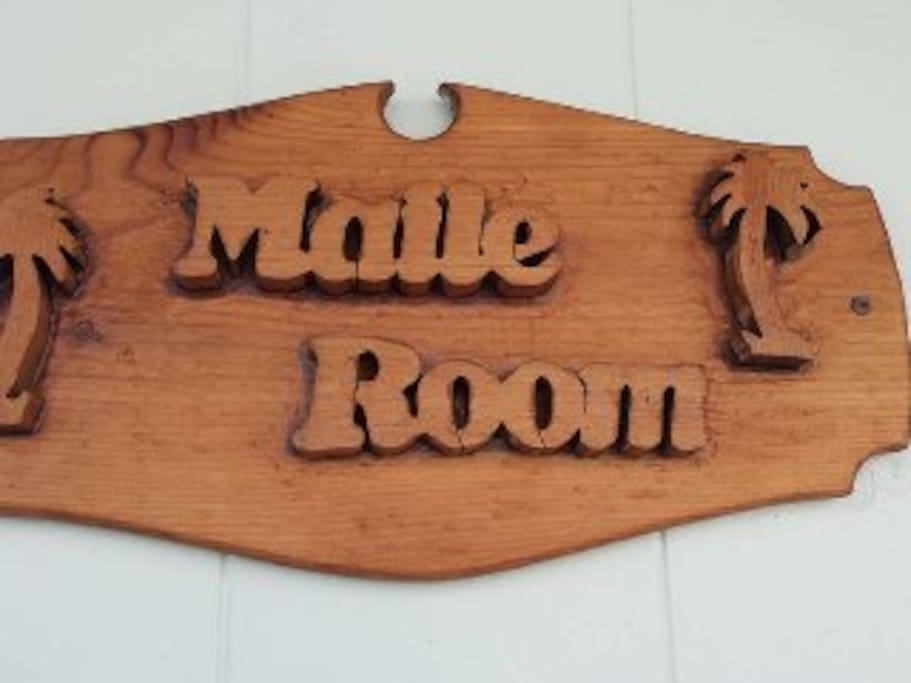 Maile Room - clean, updated and airy studio with your own private entrance, kitchenette with stocked fridge and a private three piece ensuite (bathroom)