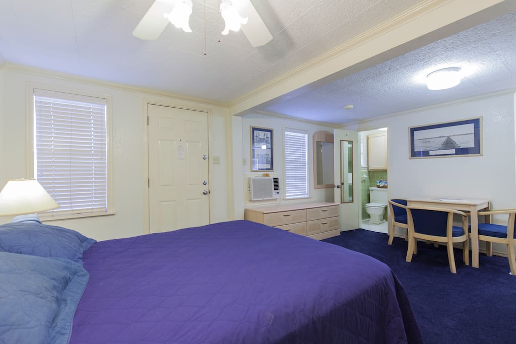 Queen Size Bed & Dining Area