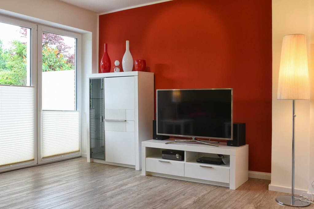 Von dem Wohnbereich aus kommen Sie auch direkt auf Ihre Terrasse oder relaxen vor dem großen Smart-TV.