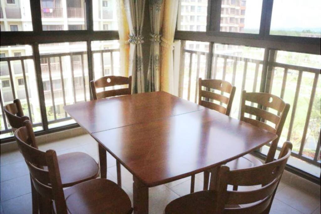阳台采光充足,所以我们把餐桌放在这里,一遍吃饭一边看着窗外的景色也不错。