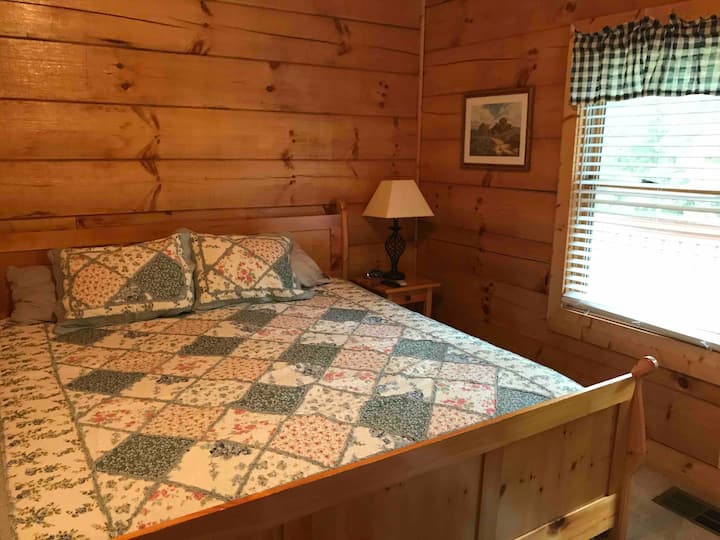 El dormitorio del nivel principal cuenta con una cama tamaño king, televisión por cable, armario y ventilador de techo.  Este dormitorio tiene un baño completo que también se conecta con la sala de estar principal.