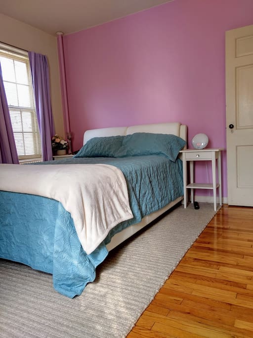 Bedroom with Queen mattress