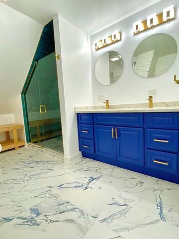 Lake View | Wrigley Designer House w/Patio gallery image 4