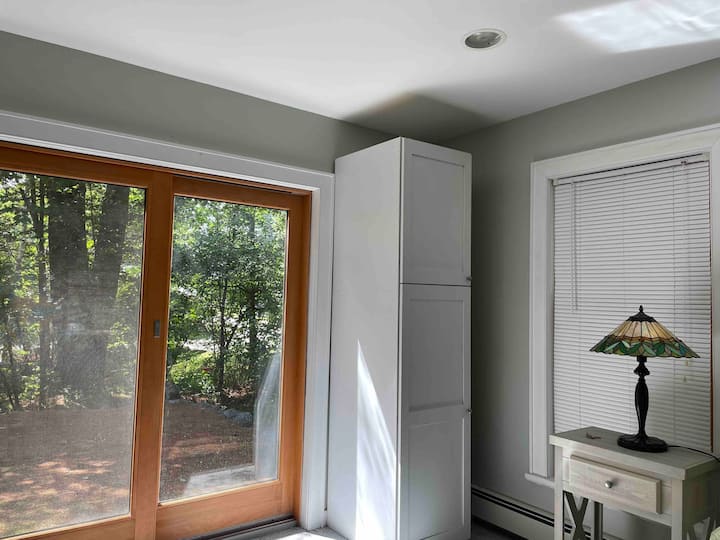 Dyert rrëshqitëse prej xhami në dhomën e gjumit me krevat dopio "queen".