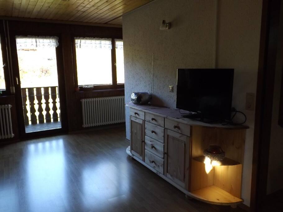 Unser gemütliches Wohnesszimmer ist mit TV und CD Radio ausgestattet