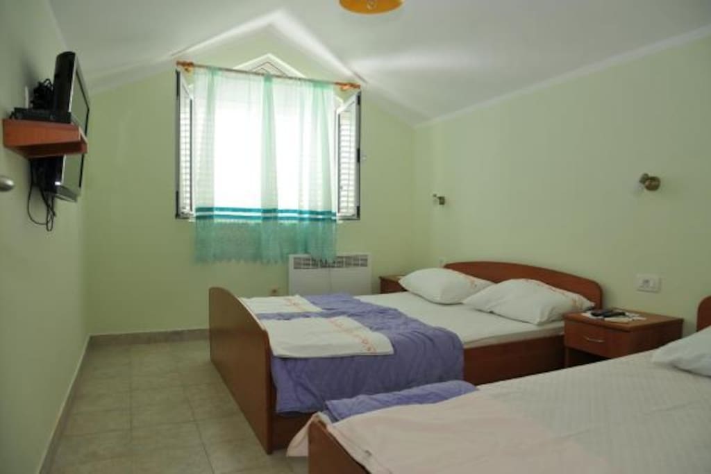 The studio has an area of 20m2 and there is a large double bed with cable TV, and wireless internet is provided. The studio also has an extra bed.