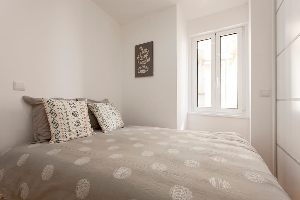 une chambre avec placard