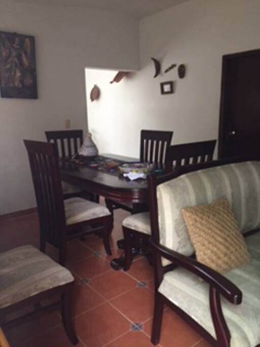 la sala comedor es de madera de cedro en muy buen estado