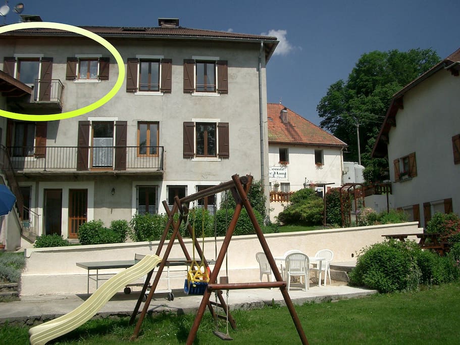 Situé ici côté jardin dans le cercle jaune,
l'entrée est au 1er étage