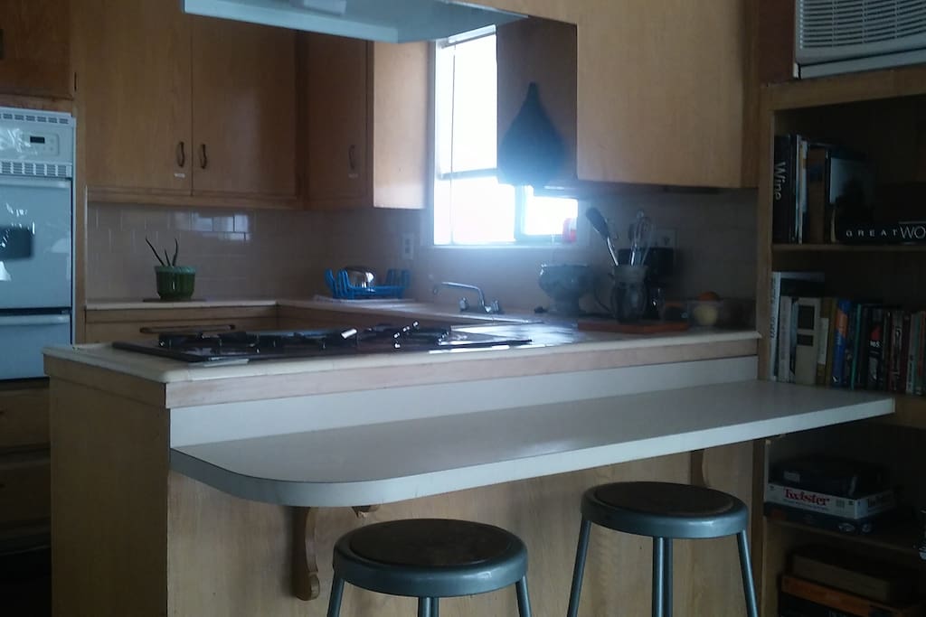 Eating counter and kitchen
