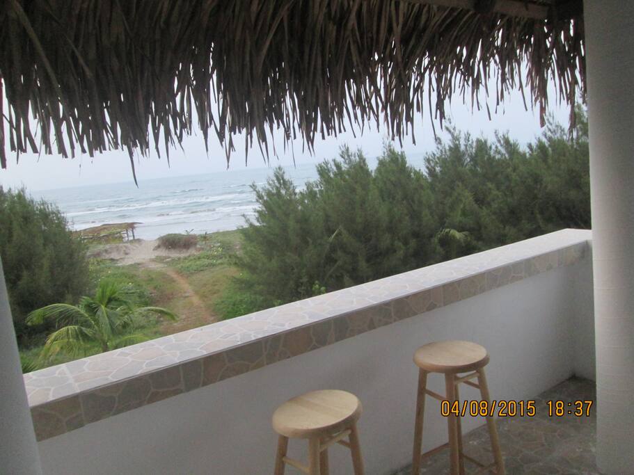 Desde el frente de las habitaciones se ve el mar y los amaneceres