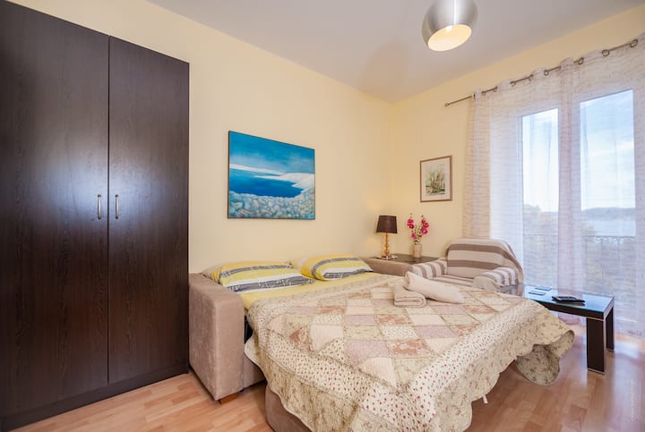 带沙发床的客厅