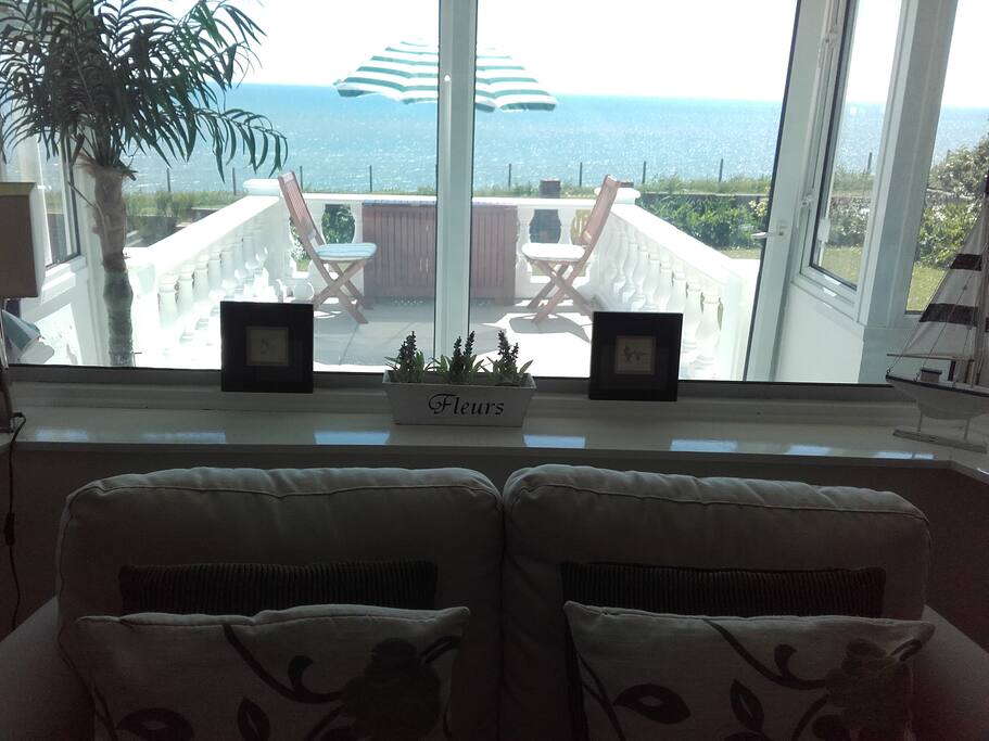 Overlooks the clifftop