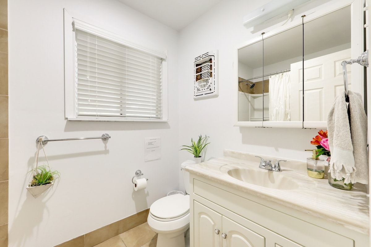 ★Great For Exploring the SoCo Area - Sleeps 6!★