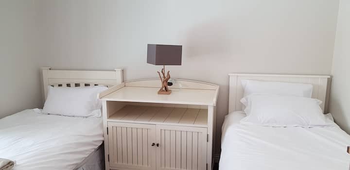 Chumba cha kulala cha 3 kina vitanda 2 vya mtu mmoja. Kuna meza ya kubadilisha kwa familia zilizo na watoto wachanga.