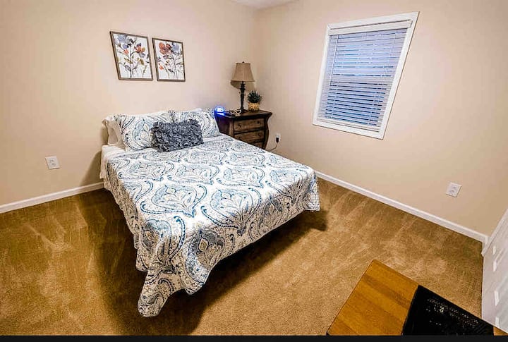Master bedroom with queen bed.    Enjoy the quality pillows and ultra-comfy mattress.