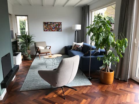 Large home with pool, garden & sauna:TOP location!