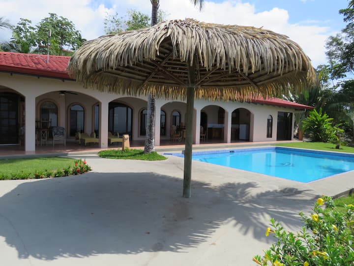 Vue imprenable sur l'océan Pacifique Sud et les montagnes Villas à