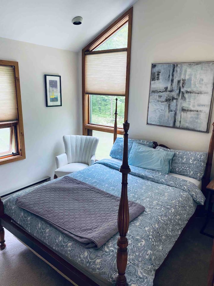 חדר שינה בקומה השנייה (מיטת קווין סייז)