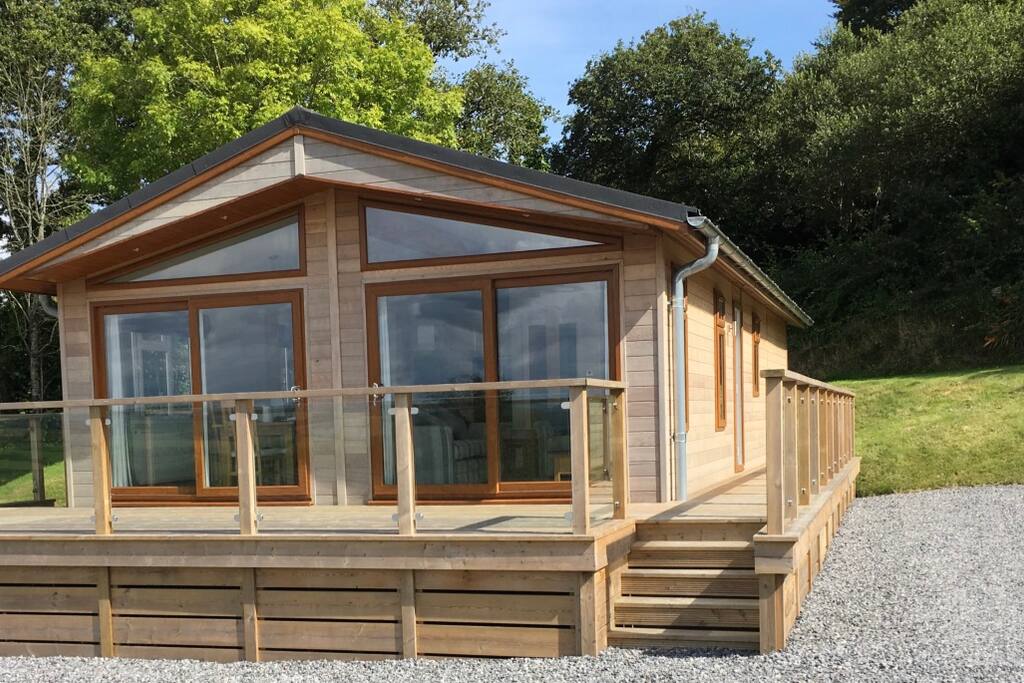Cosy 2 Bedroom Red Cedar Luxury Lodge