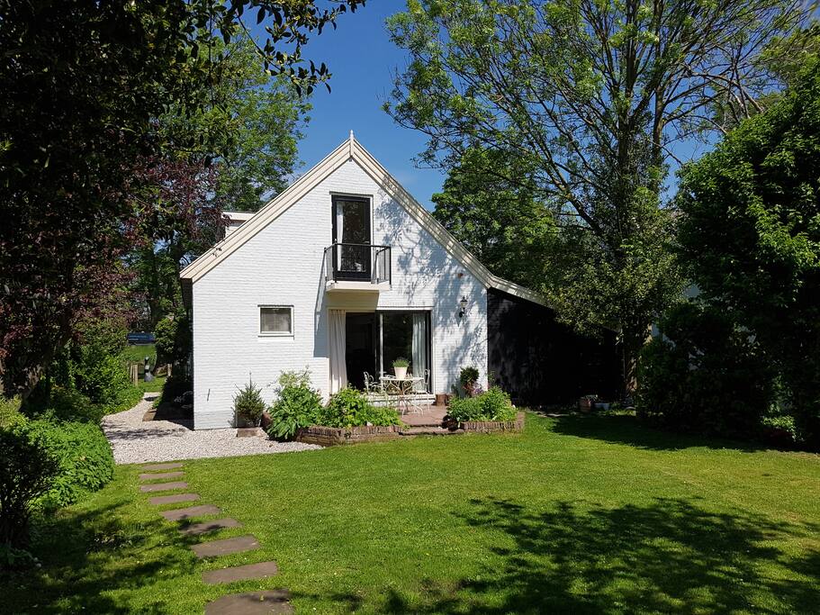 Volledig ingerichte vrijstaande villa aan de Vecht