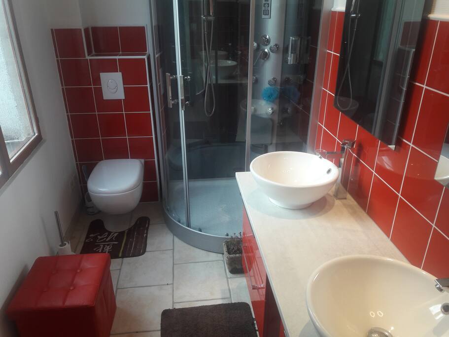 chambre d'hôtes
(anges de lumière)
salle de bain) douche toilettes lavabo double vasque