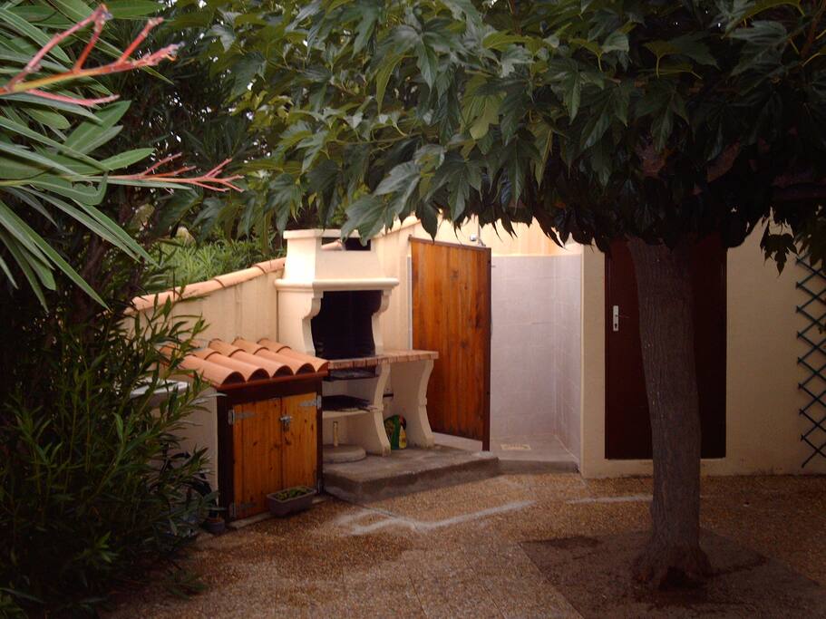 Cour intérieure - vue coté D avec barbecue + douche extérieure N°2