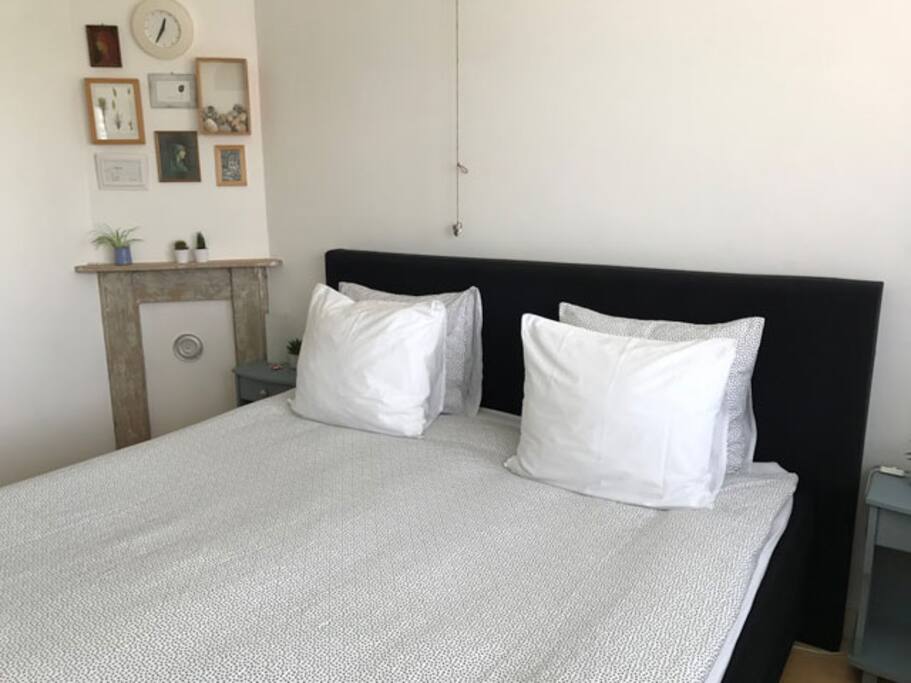 Groot bed (boxspring): 160 x 200 in de tweepersoonsslaapkamer