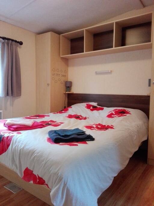Chambre parentale avec accès sur la SDB.