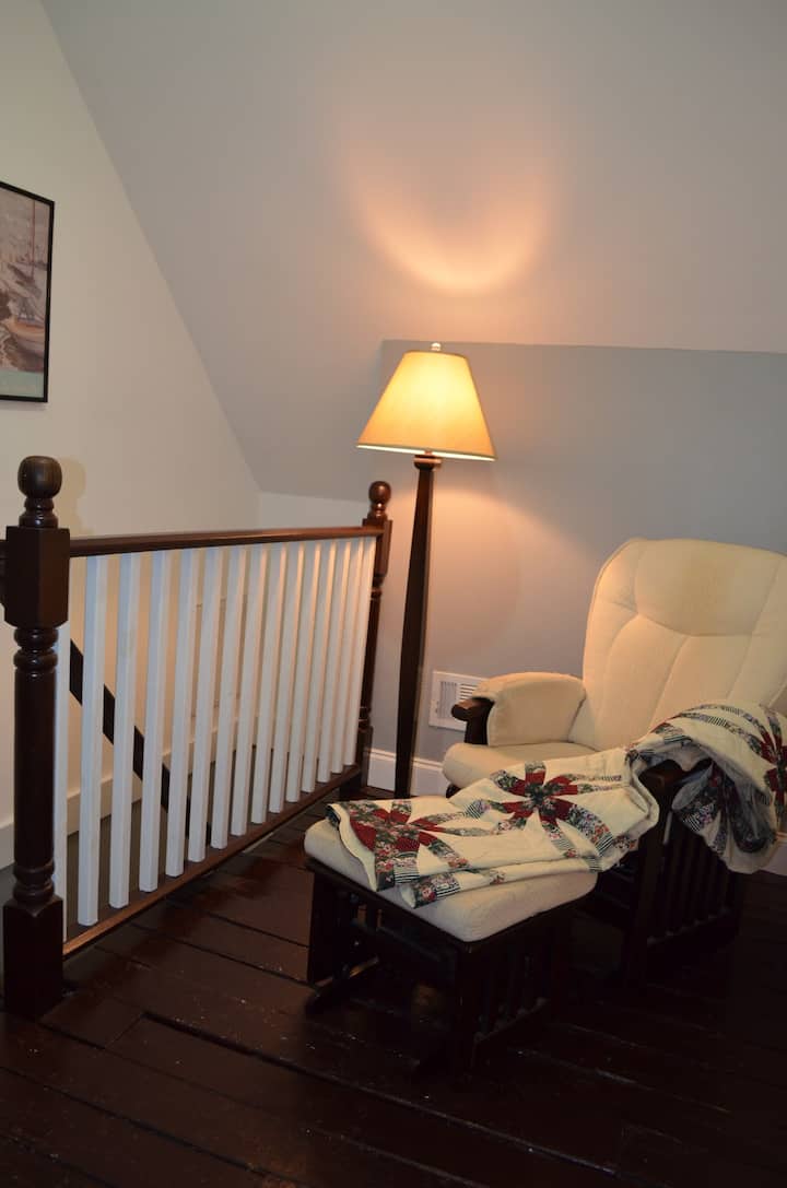 Იპოვეთ მშვიდი დრო მაღლა მდებარე სამკითხველო კუთხეებში... გამოყავით სამეფო საძინებლისგან, რომ ერთმა სტუმარმა მშვიდად დაიძინოს, ხოლო მეორეს - წიგნი ან ჟურნალი.  