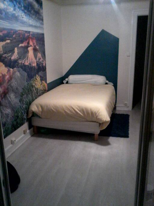 Un lit en 120 dans la deuxième chambre au pied du Grand Canyon et un petit bureau pour si besoin, la chambre donne sur le balcon et les toits de Perpignan, vous apercevrez le Canigou et les éoliennes de Pézilla et Rivesaltes par beau temps