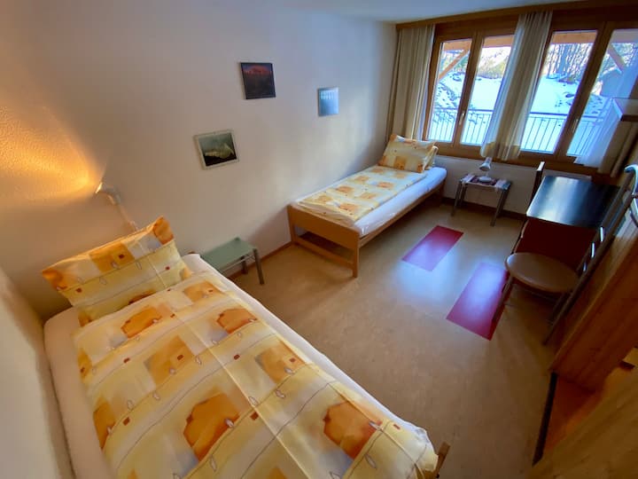 แม้ว่าจะอยู่ในห้องนอนแยกต่างหากที่มีสองเตียงแต่ก็สามารถมองเห็นวิวภูเขาได้โดยตรง