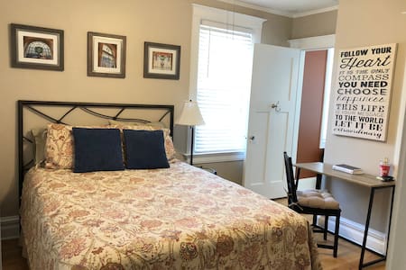 2 blocks from CENTER OF UNIVERSE, luxury BR & bath