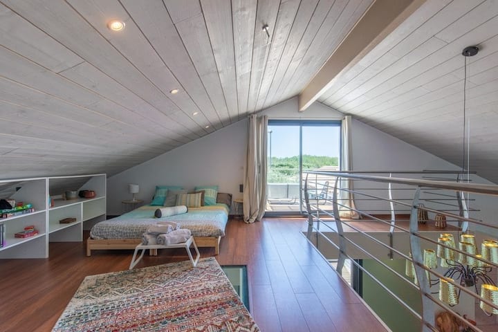 Schlafzimmer im offenen Zwischengeschoss