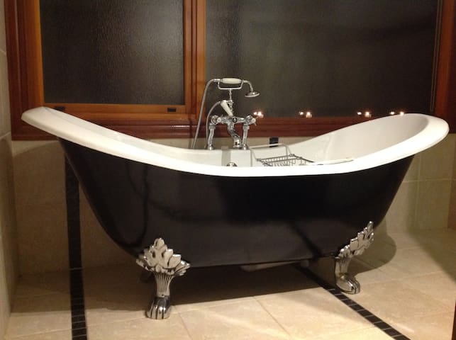 Architectural designed 3brm house located near CBD