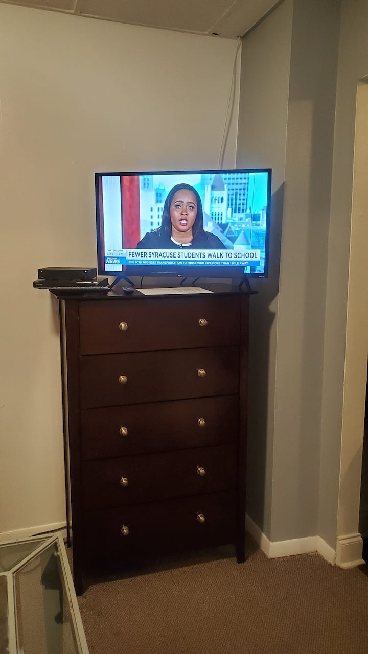 客厅里添加了更大的T V ，配有有线电视和Roku电视。